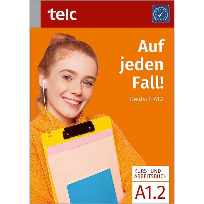 Das Cover des ‘Auf jeden Fall! Deutsch A1.2 Kurs- und Arbeitsbuchs’ zeigt eine junge Frau mit Kabelkopfhörern, die ein Notizheft in der Hand hält. Der Hintergrund ist in einem kräftigen Orangeton gehalten.