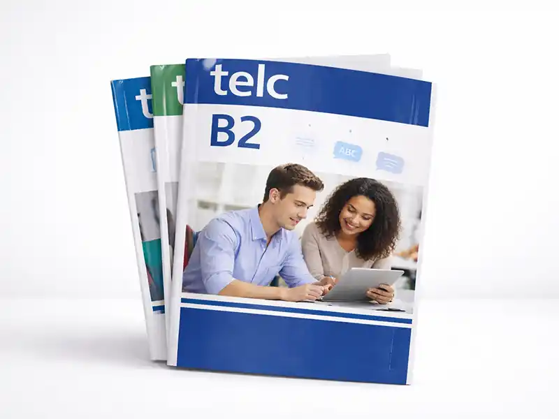 telc B2 Prüfung Lehrbuch mit dunkelblauem Cover und Lernszene