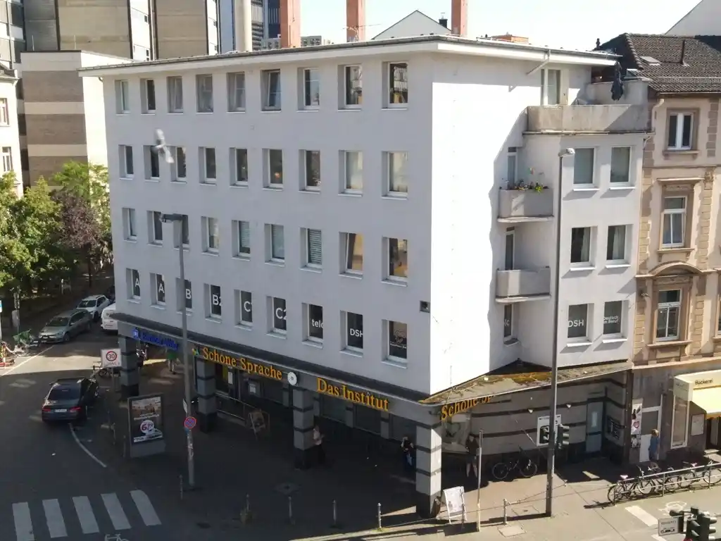 Das Gebäude des Prüfungszentrums sowie des Sprachinstituts "Schöne Sprache" von außen an einem hellen Tag.